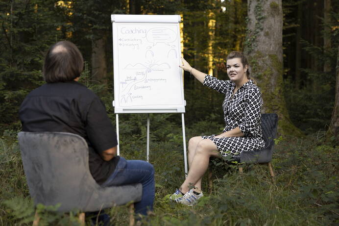 Raus aus dem Büro, rein in den Wald: Chantal Desbiolles in ihrer neuen Rolle als Coach. Foto: zvg